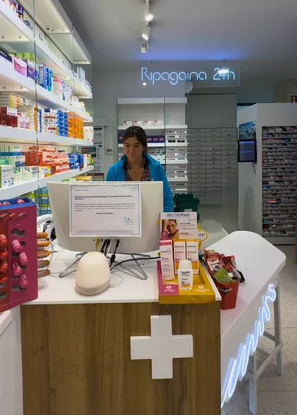 Laura titular Farmacia 24h en Ripagaina
